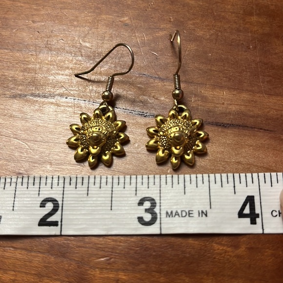 Disney Tigger gold tone earring - Picture 4 of 4